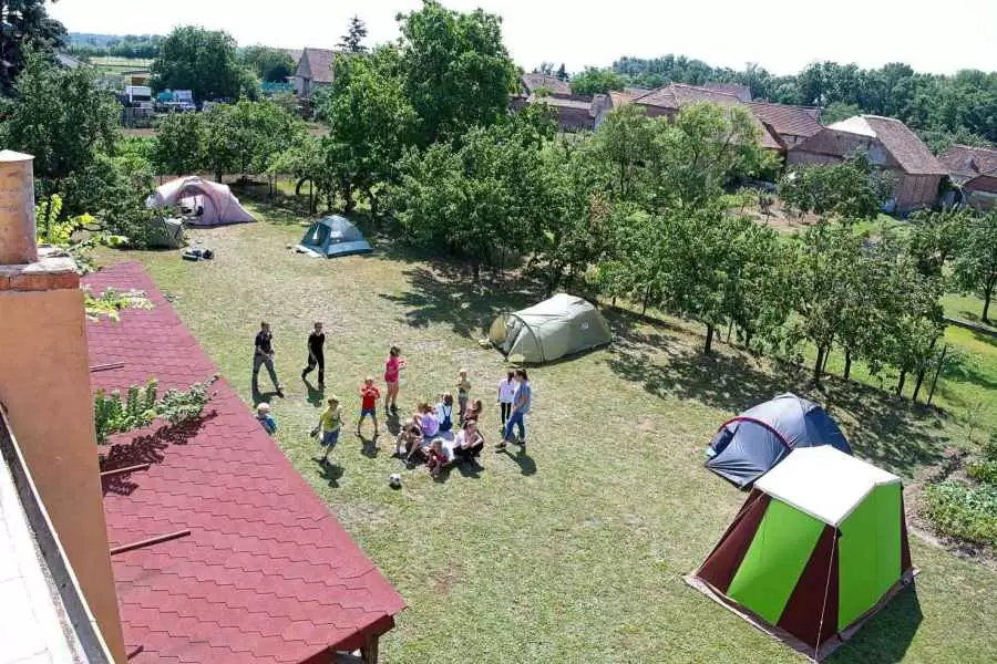 Závěr školního roku v klášterní zahradě